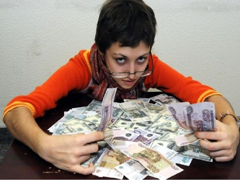 Не мешки ворочать: жена тайно сняла с карты мужа деньги, после чего написала заявление об их краже