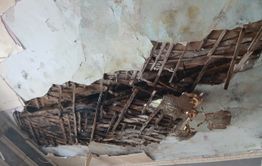 Аварийный дом в Чите топит, но его не расселяют