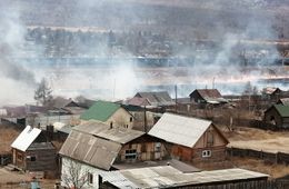 Трава загорелась вблизи частного сектора в Антипихе
