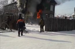 В Чернышевске горит деревянная двухэтажка