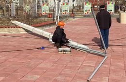 Два фонарных столба упали на площади Труда в Чите