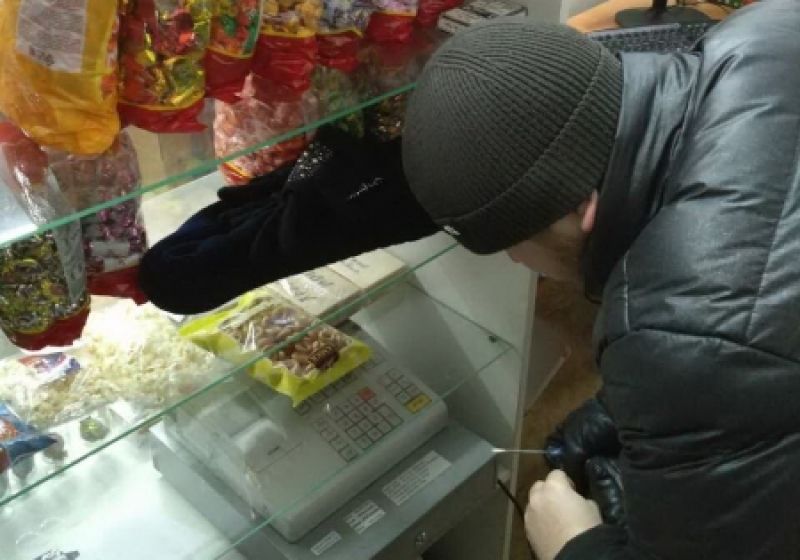 Читинец обворовывал киоск, где продавцом работает его жена 