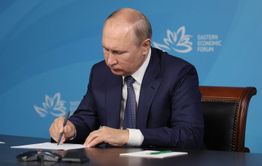 Владимир Путин поручил сократить количество контрольных работ в школах