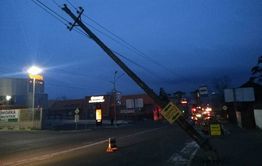 «Пизанский» столб накренился над улицей Богомягкова в Чите