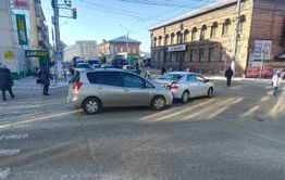 Переобулись, но к скользким дорогам не привыкли — после выпавшего снега в Чите бьются машины