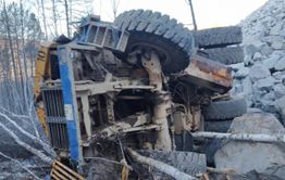 Водитель самосвала погиб в Могочинском районе после опрокидывания машины