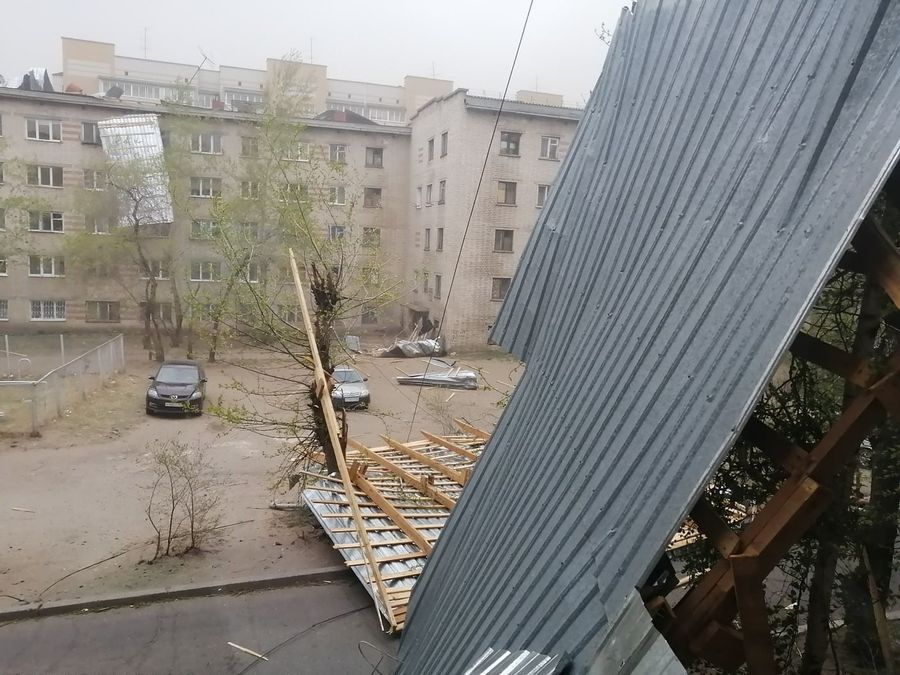 Шквалистый ветер сносит крыши в Чите (фото)