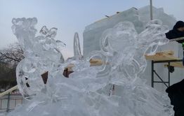 ​Неизвестные сломали скульптуру в ледовом городке на площади Ленина
