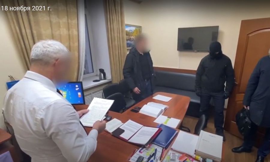 Появилось видео задержания начальника ОСБ УМВД Забайкалья и его коллеги