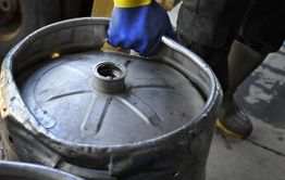 Читинцы украли кегу с пивом и распилили ее болгаркой