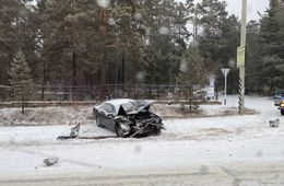 Легковушка столкнулась с внедорожником у входа на центральное кладбище Читы