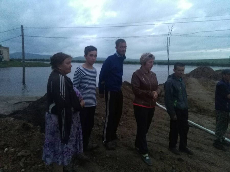 Жители поселка Заречный три дня отстаивали село из-за наводнения