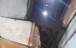 Потолок обвалился в бараке в Антипихе (видео)