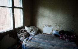 В Могоче после смерти матери, сын-инвалид остался один жить в разбитом доме