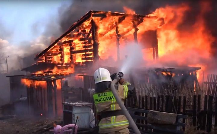 В Чите ребенок игрался с огнем и сжег постройки во дворе 
