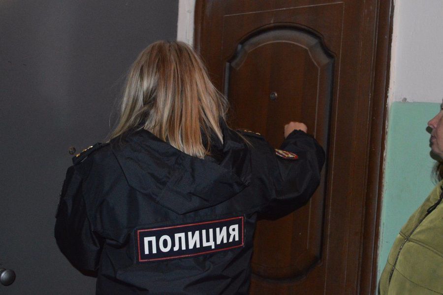 Ребенок чуть не выпал с балкона. Инспекторы ПДН изъяли его из семьи