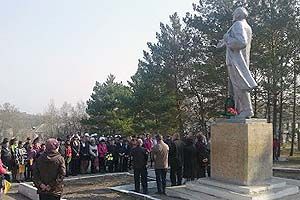 В Первомайском открыли восстановленный памятник Ленину