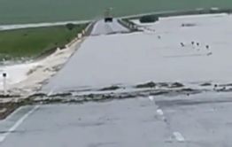 Вода валом идет через дорогу в Александрово-Заводском районе в Забайкалье