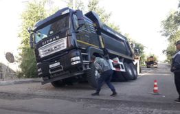 Грузовик провалился в асфальт в Чите (видео)
