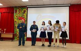 Забайкальских школьников наградили за спасение на пожаре