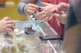 Сотрудница магазина в Чите крала ювелирные изделия  и продавала их