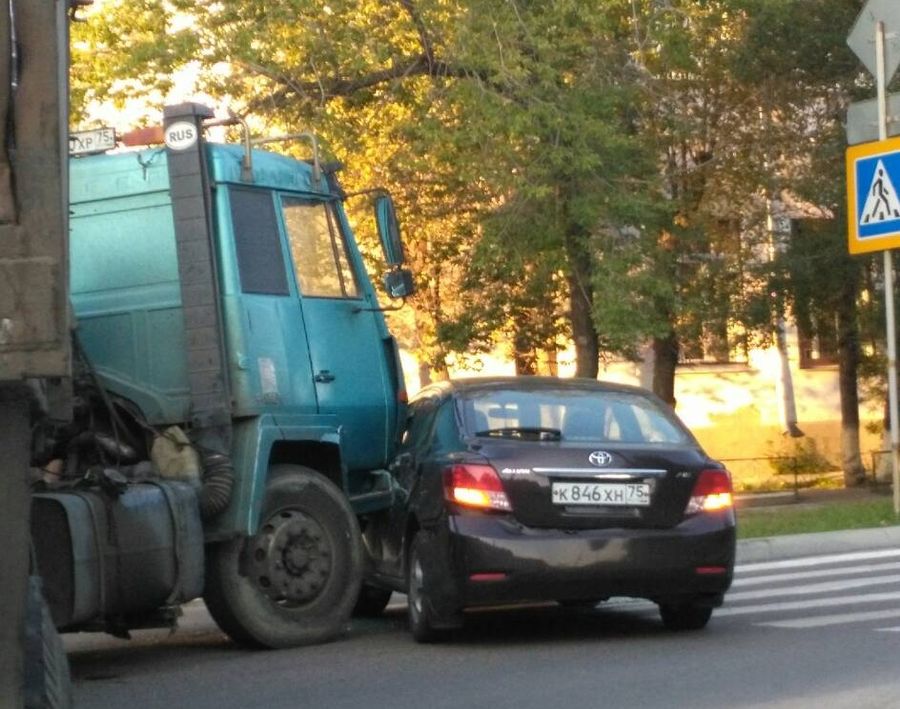Многотонный грузовик снёс иномарку около школы №49 в Чите (фото)