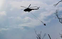 Ми-8 тушит пожар под Читой водой из Кенона