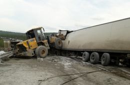 В Могочинском районе фура столкнулась с фронтальным погрузчиком