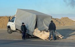 «Газель» «встала на дыбы» на Олимпийской в Чите