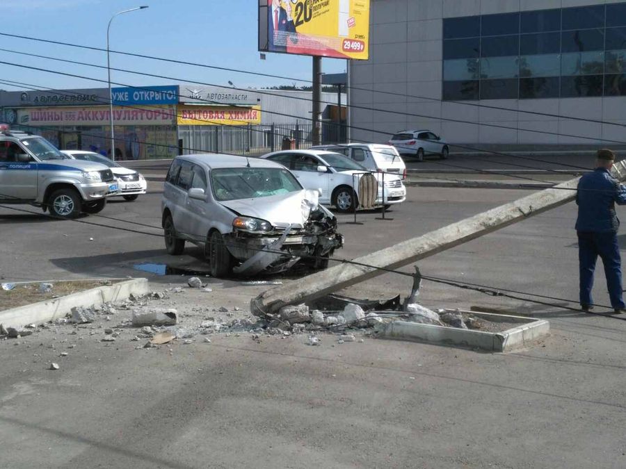 Водитель иномарки снёс столб около «Макси»