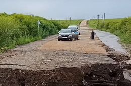 Дорогу на Вершино-Дарасунский снесло рекой