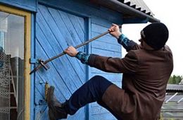 В Краснокаменске задержали мужчину, который украл еду из пустой дачи 