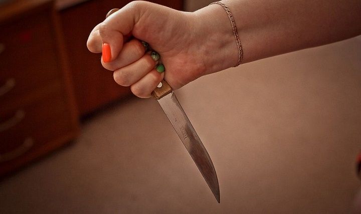 Пьяная Читинка чуть не зарезала подростка 