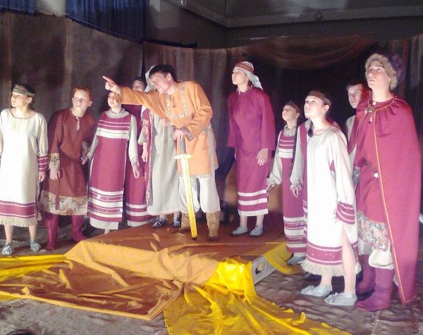 Детский театр «Белая Ворона» ищет средства для поездки на фестиваль в Санкт-Петербург