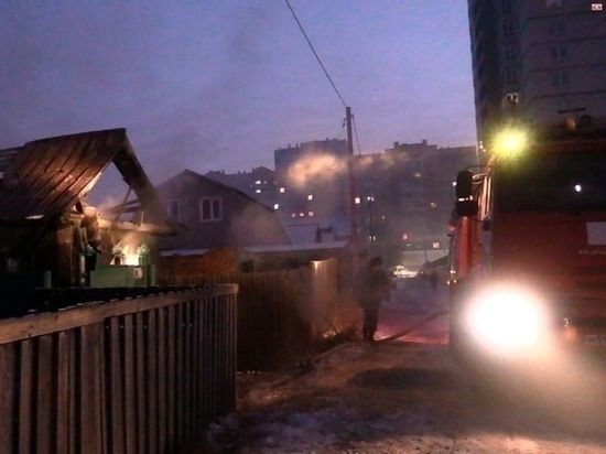 Следком заинтересовался гибелью двух мужчин при пожаре в Чите
