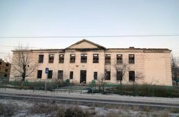 ​Житель Забайкальска начал топором разбирать не снесенную сгоревшую школу (Видео)
