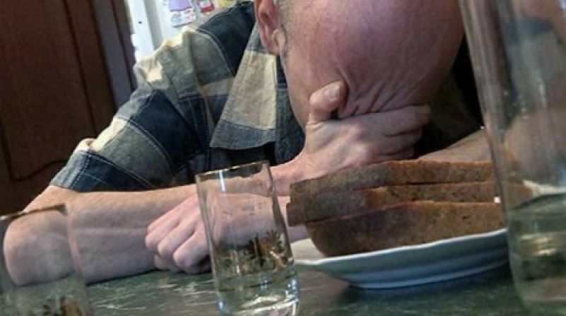 Житель Краснокаменска ранил ножом зятя и пропил деньги дочери