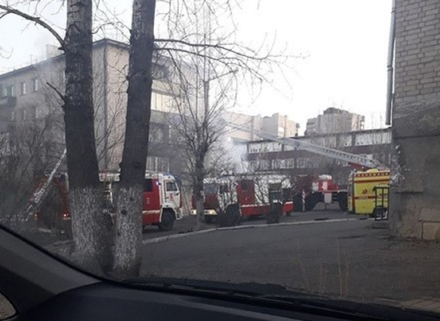 ​Пожарные спасли семь человек из горящей квартиры на Балябина