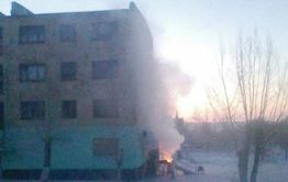 В Ясной мусор жгут прямо возле стены жилого дома