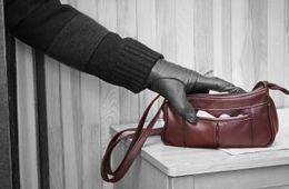 Мужчина украл брендовую сумку за 11 тыс. руб. с витрины бутика в Чите