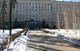 Выпавший из окна клинички в Чите мужчина погиб