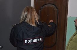 Ребенок чуть не выпал с балкона. Инспекторы ПДН изъяли его из семьи